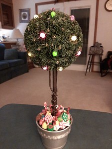 Hallmark-Sugar-Plum-Tabletop-Topiary-Lighted-Christmas-Tree-2002
