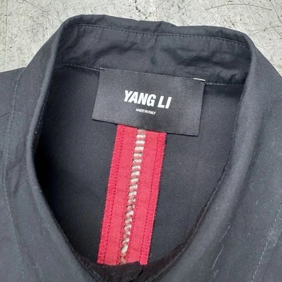 Camisa Yang Li Dealmaker Botón Talla 48 Usada Negra Roja Italia Diseñador Chino A24 Foto 3 de 4