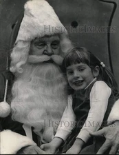 1970 Press Photo Happy girl sits on Santa's lap, Houston Foley's; Jesse Caveness