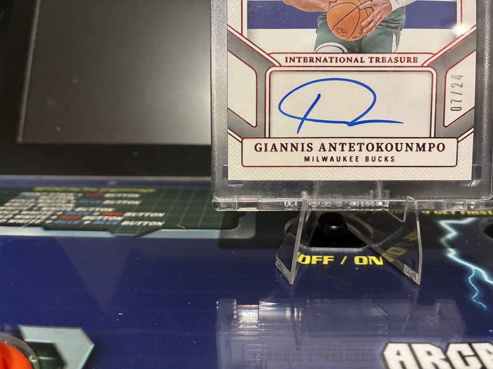 Giannis Antetokounmpo 2024-25 National Treasures International Treasure Auto /24 view 10