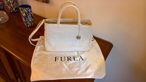 Furla stacy borsa a mano bianca modello secchiello - Stileo.it