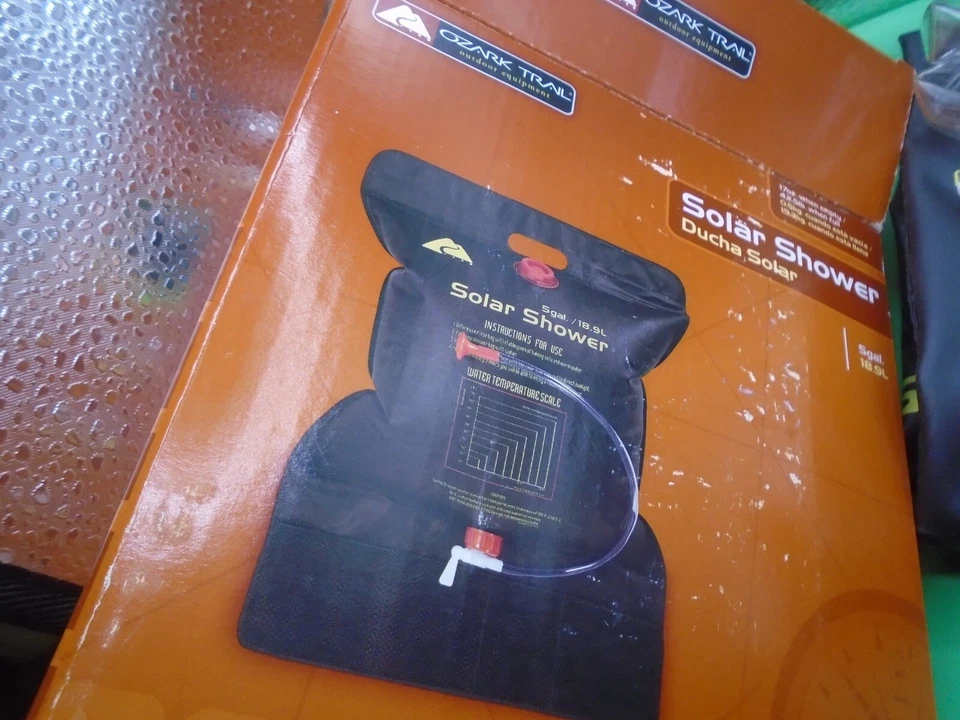 Ducha solar Ozark Trail 5 galones, 45,2 libras cuando está llena, nunca usada, en caja. Foto 2 de 3
