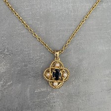 Collier chaine et pendentif fleurs métal doré avec petites perles & pierre bleue