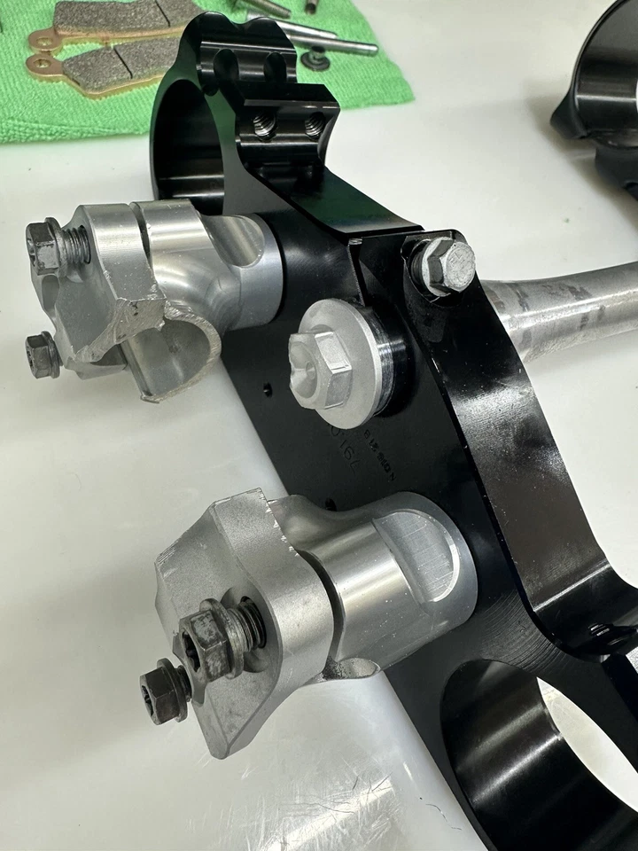 KTM 450 SX-F 2022 triple abrazadera OEM negro triple árbol Husqvarna SX XC SXF XCF Foto 2 de 4