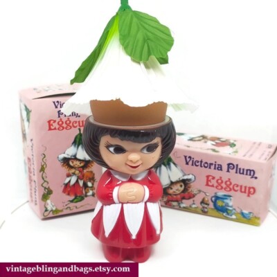 Eierbecher rot 1981 Vintage Victoria Pflaume, unbenutzt im Originalkarton und Blume Retro
