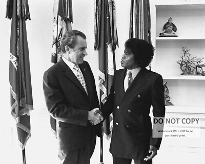 RICHARD NIXON WITH JAMES BROWN IN 1972 ''GODFATHER OF SOUL'' - 8X10 PHOTO (AB-696)