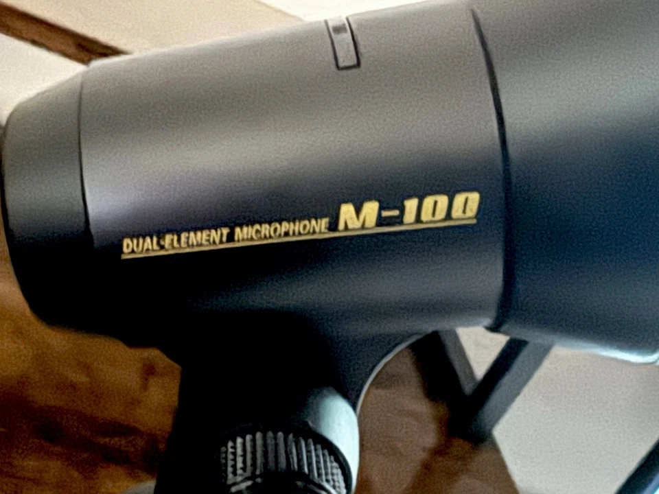 Micrófono de escritorio de doble elemento M-100 yardas nunca hablado. Foto 3 de 4