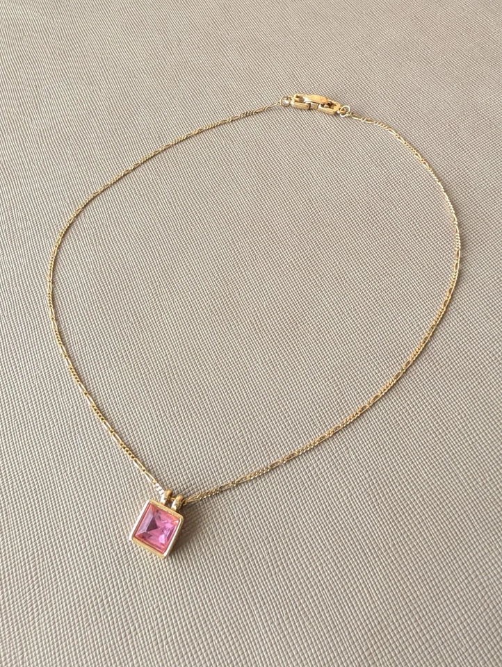 Colar Givenchy pingente de corrente folheado a ouro pedra quadrada rosa 16,5" - Imagem 3 de 4