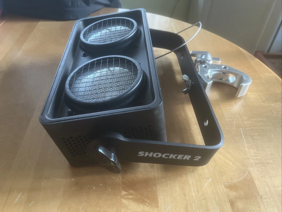 CHAUVET DJ SHOCKER P2 DUAL ZONE BLINDER W/WHITE LEDS - LIGHTLY USED W/ORIG BOX - Image 3 of 4