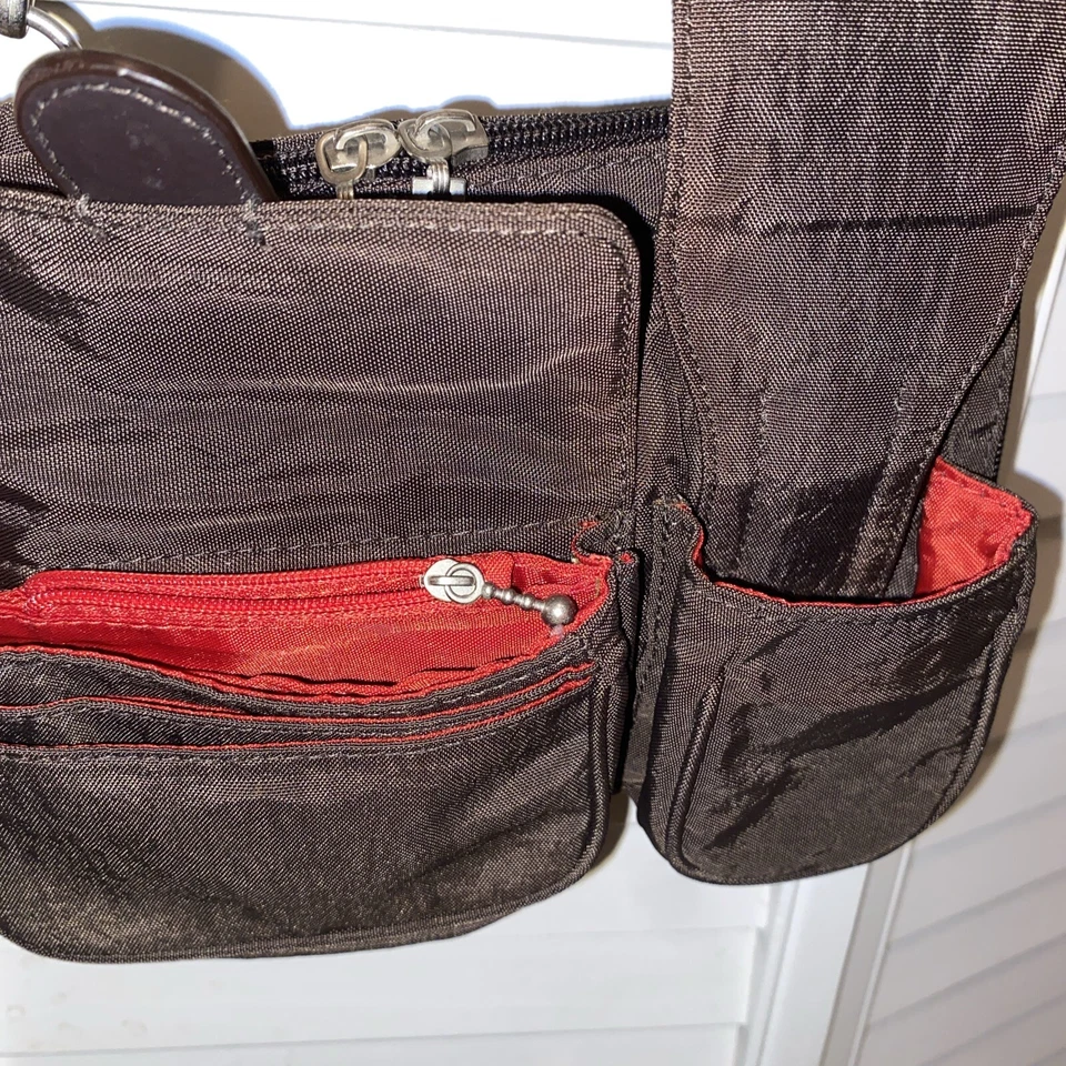 BAGGALLINI “Bolso Bandolera” 8x5,5” Marrón con Acentos de Cuero, Bolsillos, Estuche de Identificación Usado en Excelente Condición Foto 3 de 4