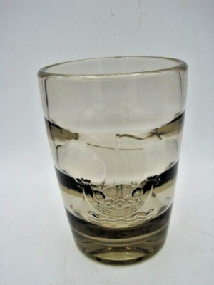 KOSTA GLAS ELIS BERGH SELTENE VASE IN SCHWEDISCHER OPTIK. DATIERT 1936.WIKINGER LANGSCHIFF.