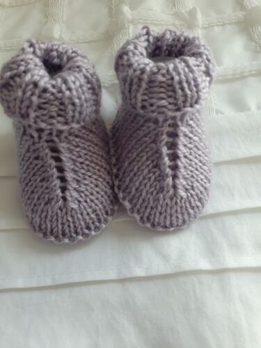 HAND KNITTED BABY BOOTIES. 7-8 CM SOLE.  NEWBORN BABY OR REBORN DOLL. LAVENDER - Picture 1 of 2
