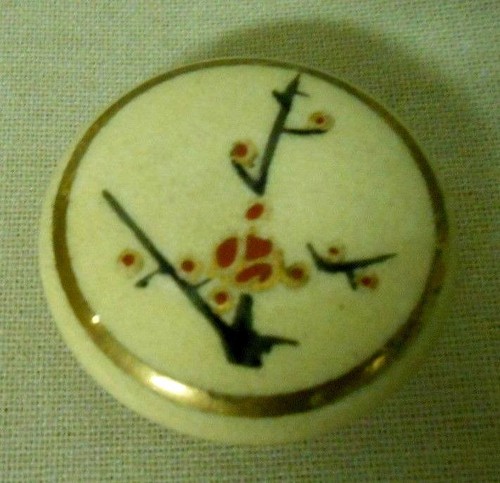Japanese Porcelain SAKE Bottle w/ Lid & 3 Cup / SATSUMA Ware / Mum & Plum - Picture 6 of 9