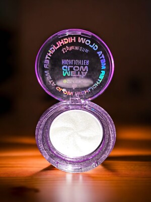 Essence Meta Glow Multi Reflective Duo Chrome Highlighter Schimmert Weiß Lila
