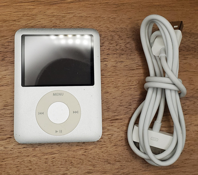 Apple iPod Nano 4GB 3rd Generation BAD BATTERY! AS-IS For Repair