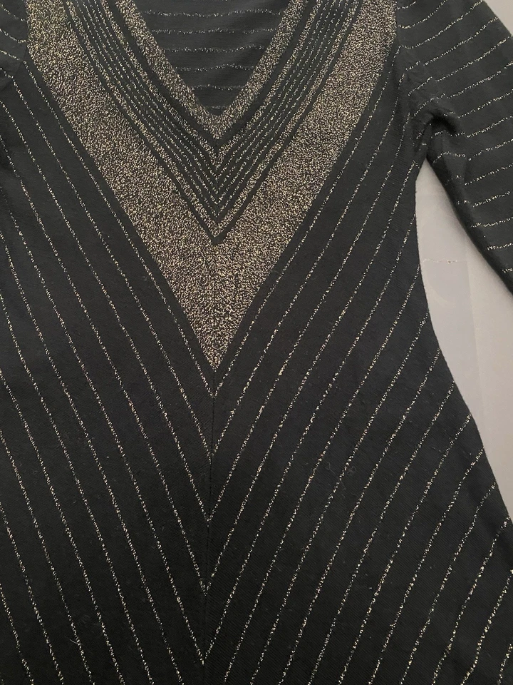 Vestido Suéter Guess Jeans Negro Dorado Acampanado Cuello en V Talla Mediana Foto 2 de 4