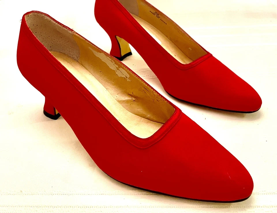 "Bombas de tela roja Valerie Stevens tacón de terciopelo suela de cuero de 2,5"" talla 9,5" Foto 3 de 4