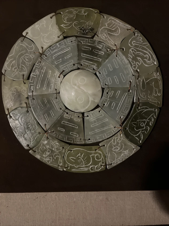 Plato de jade pequeño en caja de sombras Foto 2 de 3