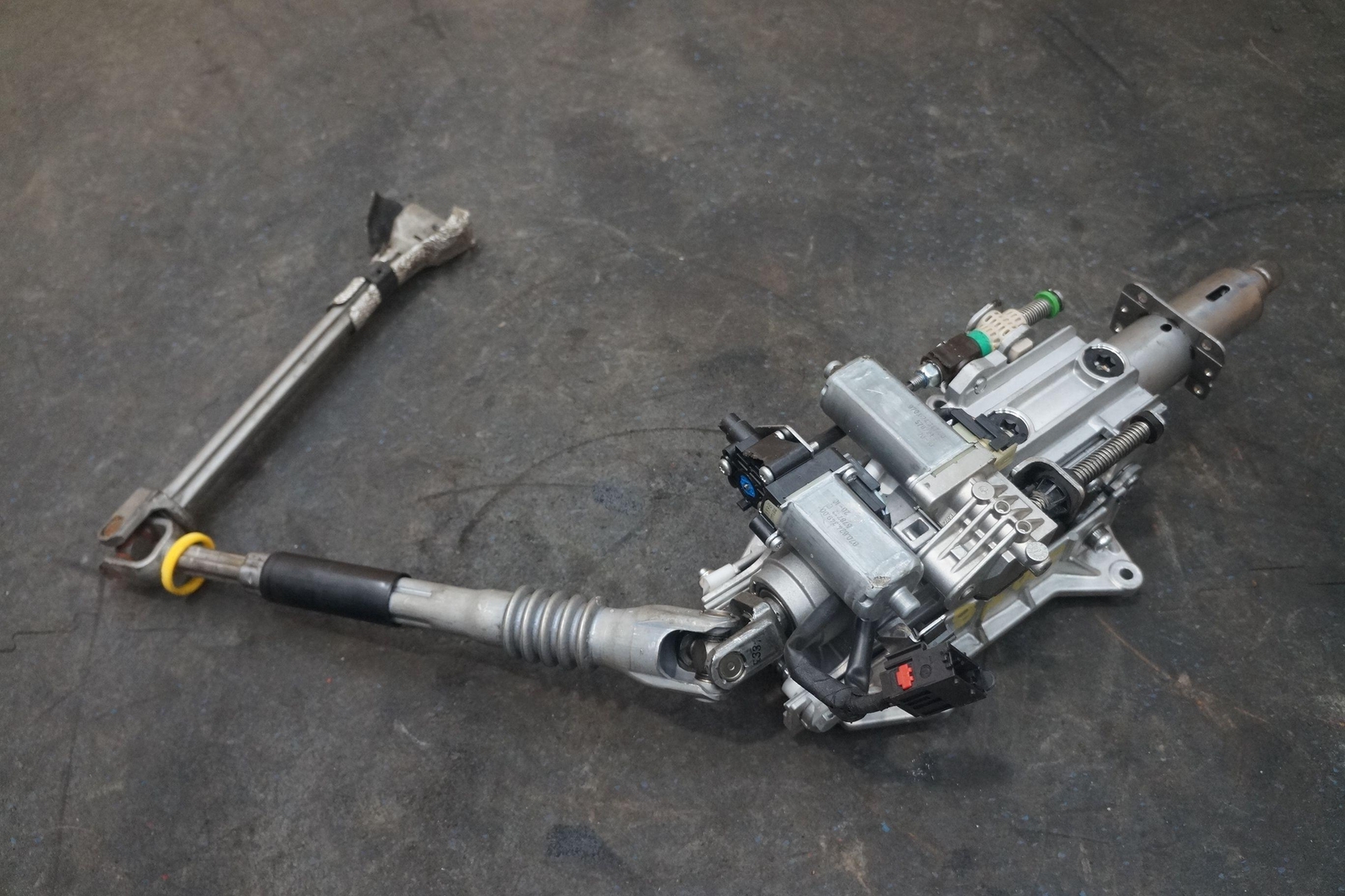 Steering Column Shaft Assembly 670102298 OEM Maserati Levante 2021