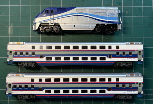 Autocares Athearn HO 2618 AMT F59PHI Powered Loco 1325 con 2 Bachmann de doble escritorio | Zustand: Used