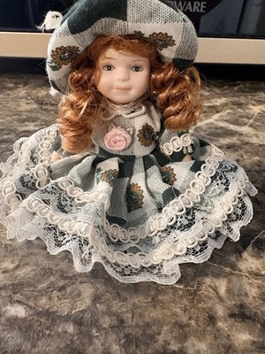 Ganz Dollhouse Doll ED4399, Green Plaid Dress, Sunflower Hat, Auburn Hair