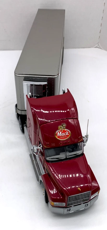 Franklin Mint Mack Elite CL 613 Tractor & Refer Trailer 1/32 Die-Cast Metal - Image 4 of 4