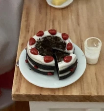 1:12 New Dollhouse Miniatures Chocolate And Cherry Gateau 2 Layer Resin Cake