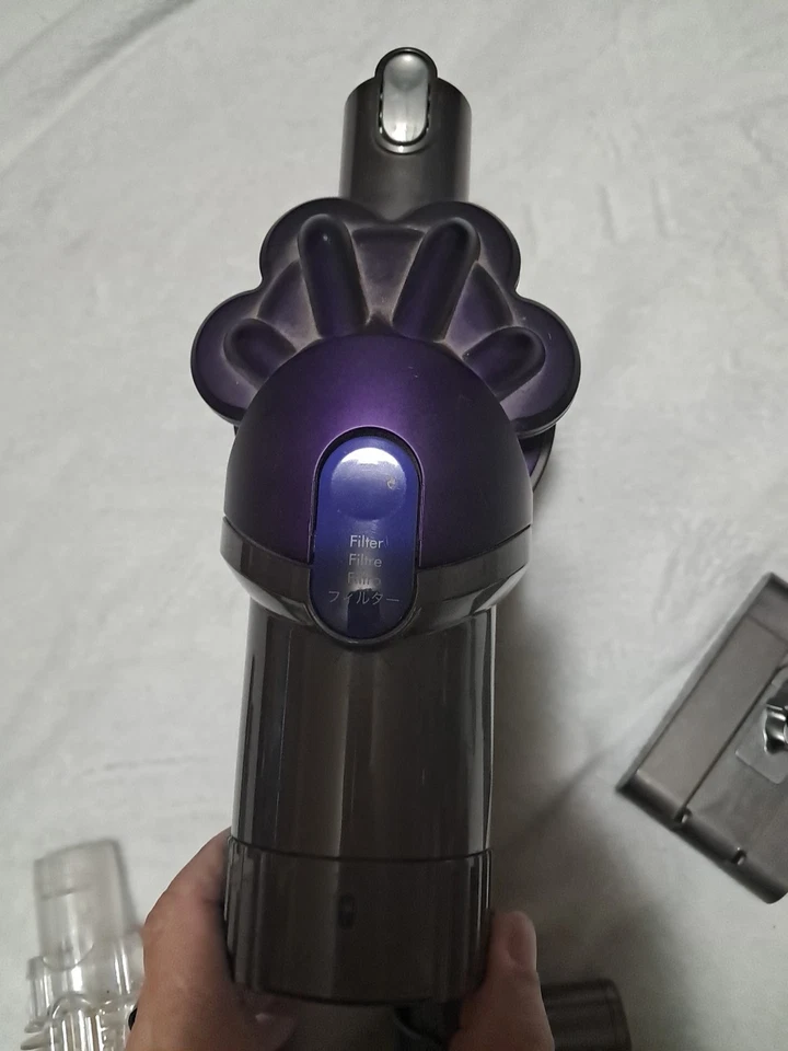 Ручной пылесос Dyson DC 31 с аксессуарами и аккумулятором. Без зарядного устройства.  Непроверенные - Изображение 3 из 4