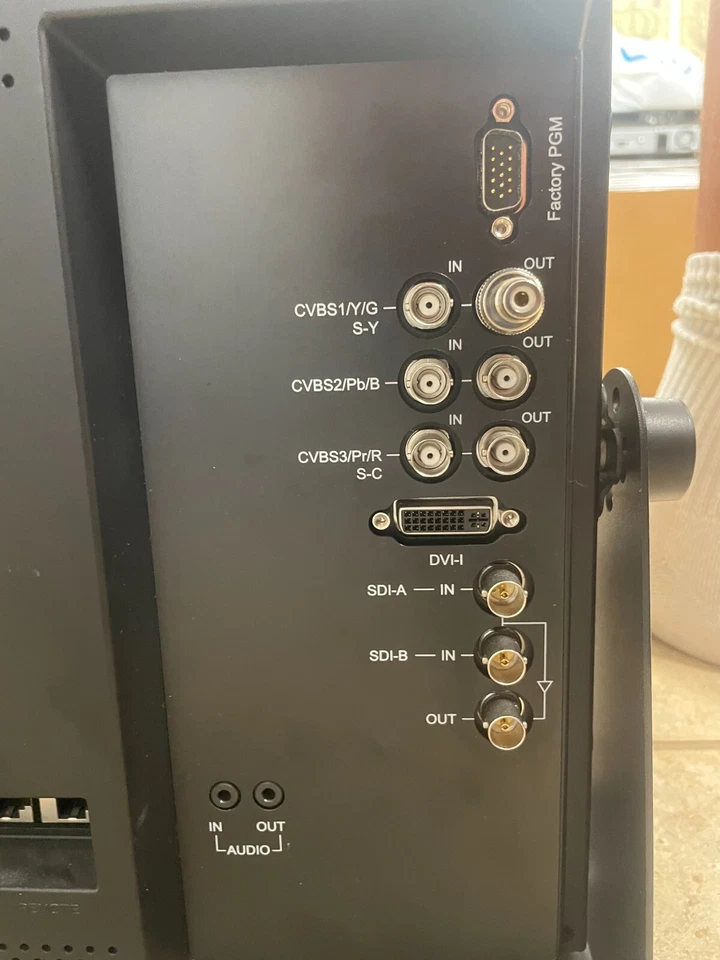 Monitor LCD multiformato TV Logic LVM-071W de 17 pulgadas con soporte; sin fuente de alimentación Foto 4 de 4