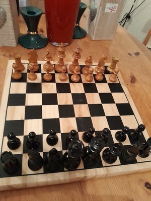 Vintage Schachspiel Figuren aus Holz, alle gefilzt und lackiert mit Schachbrett (238)