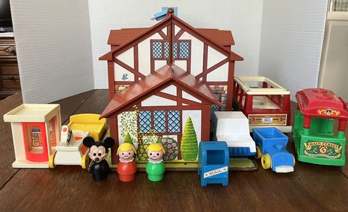 Vintage Fisher Price Little People Tudor House, Mail, Schaukelpferd, Bus, Telefon Posten - Bild 6 von 12