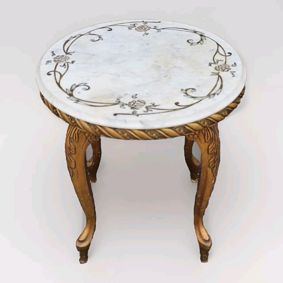 Mesa auxiliar con acabado dorado envejecido con tapa redonda de mármol italiano estilizado Foto 2 de 4
