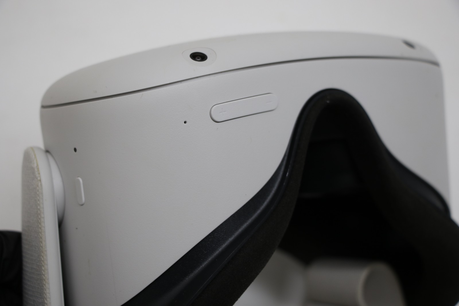 Oculus Quest 128GB Advanced All-in-One Virtual Reality VR Headset Set - White