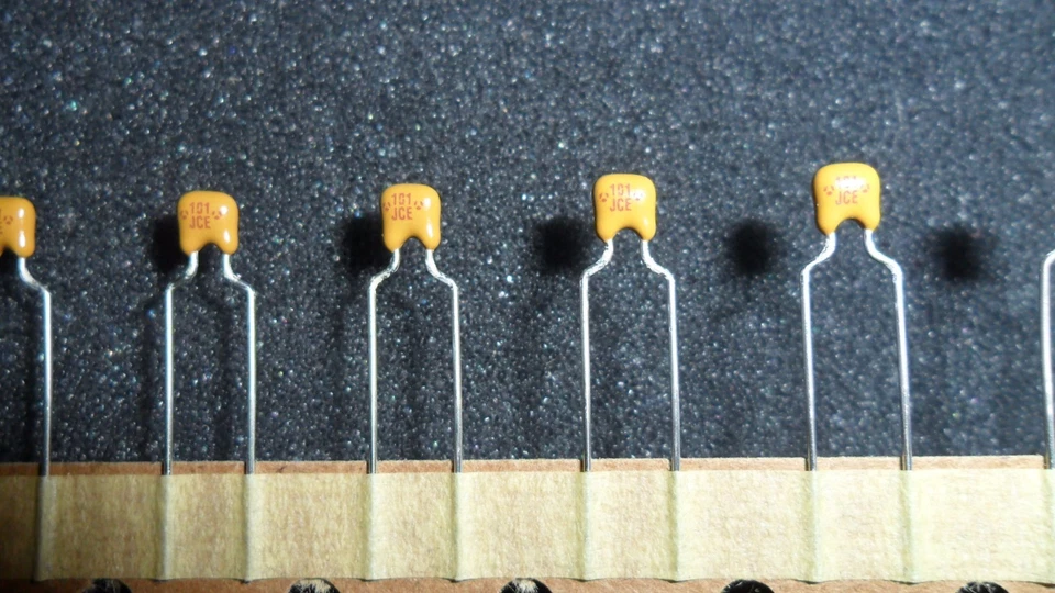 CAPACITOR 100PF 100V NP0 RADIAL CERÂMICA ATRAVÉS DO FURO (25 POR LOTE) EC04CE0101J - Imagem 2 de 3