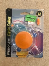 Fiskars Circle Cutter for Papercutting & Scrapbooking 1" to 8" Cuts 2 Blades