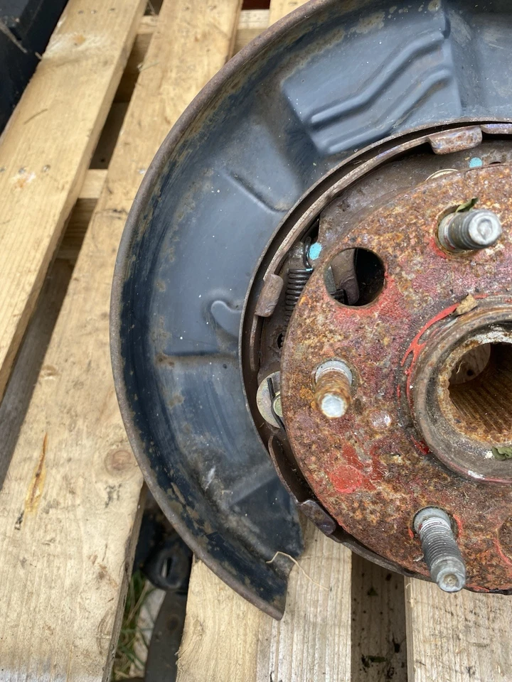 Lexus IS300 2001-2005 OEM lado derecho pasajero rueda trasera nudillo buje husillo Foto 2 de 4