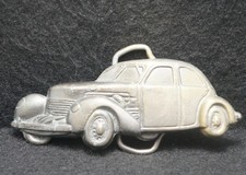 XD05140 VINTAGE 1970s CUT-OUT  CORD  AUTOMOBILE ARTWORK MENS BELT BUCKLE