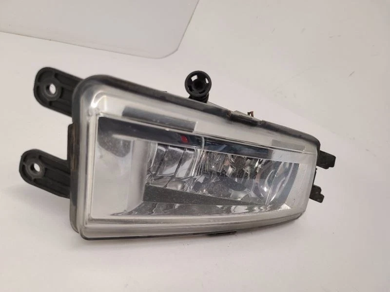 12-14 VOLKSWAGEN PASSAT RH Passenger Fog Driving Light Bumper Mounted 561941700 - Image 2 of 4
