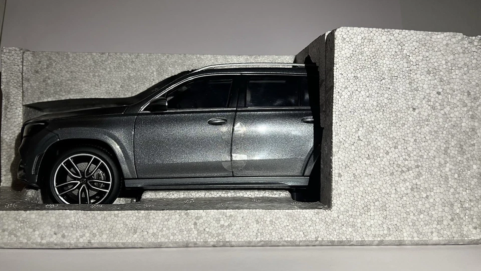 Mercedes GLS - Jadi 1:18 Scale - Image 2 of 2