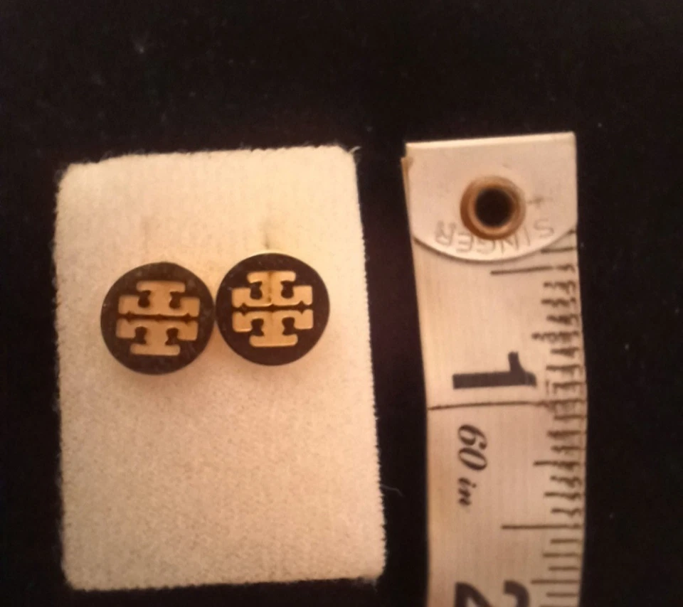 Brincos Tory Burch duplo logotipo T tom dourado - Imagem 3 de 4