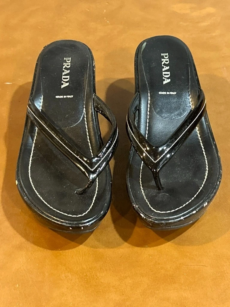 Prada Black Patent Thong Flip Flop Wedge Heel SZ 38 EU 7.5 US Sandals Well Loved
Opens in a new wind