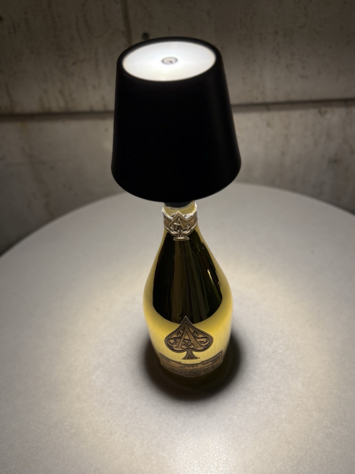 Lampada LED Bottiglia Champagne Originale: Design Unico da Tavolo