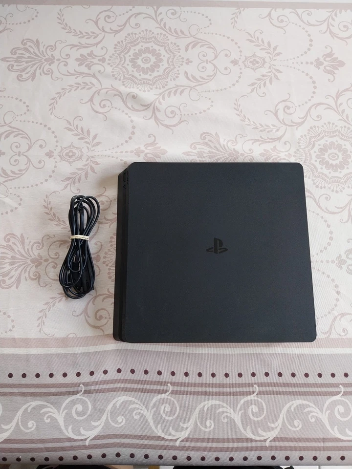 Sony PlayStation 4 Slim, photo 1 sur 5