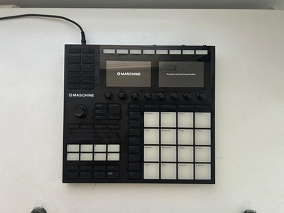 Native Instruments Maschine MK3 with Case - USB Audio+MIDI Interface System