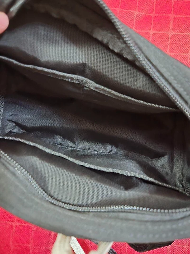 Bolso de Lona The North Face Etiqueta Púrpura Field Demi Color Negro NN7354N Moda Foto 4 de 4