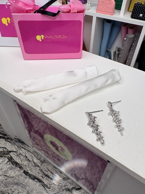 JHDFASHIONDOLL 8th Anniversary White Gala ANNAMAY FASHION DOLL Gloves & Earrings