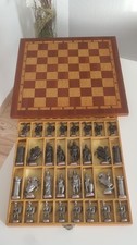 Alte Schachspielbrett mit schweren Zinnfiguren im Holzkasten, vollständig, gut! 