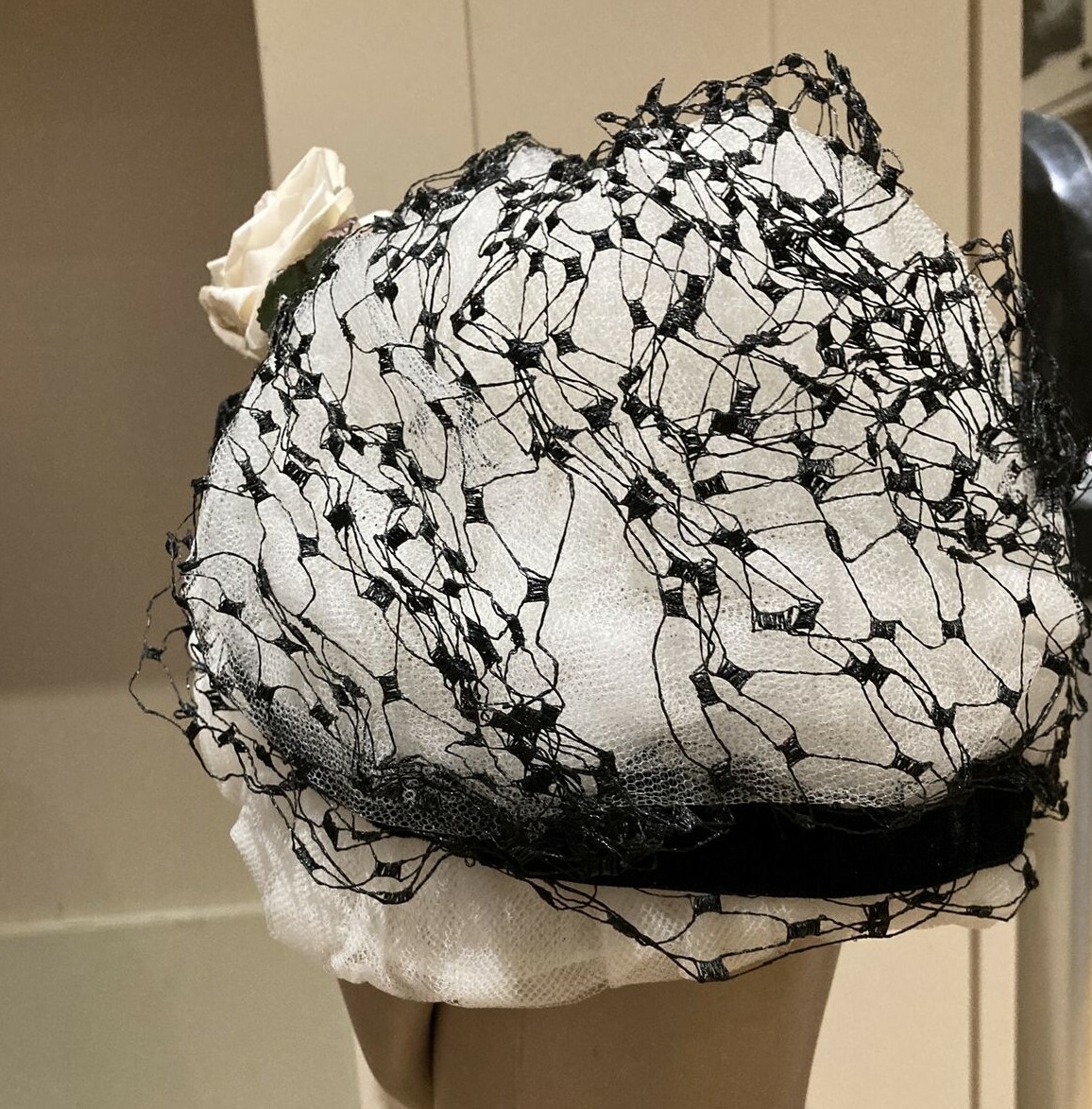 1950s White Vintage Hat with Floral & Velvet Trim + Veiling, M/L 9