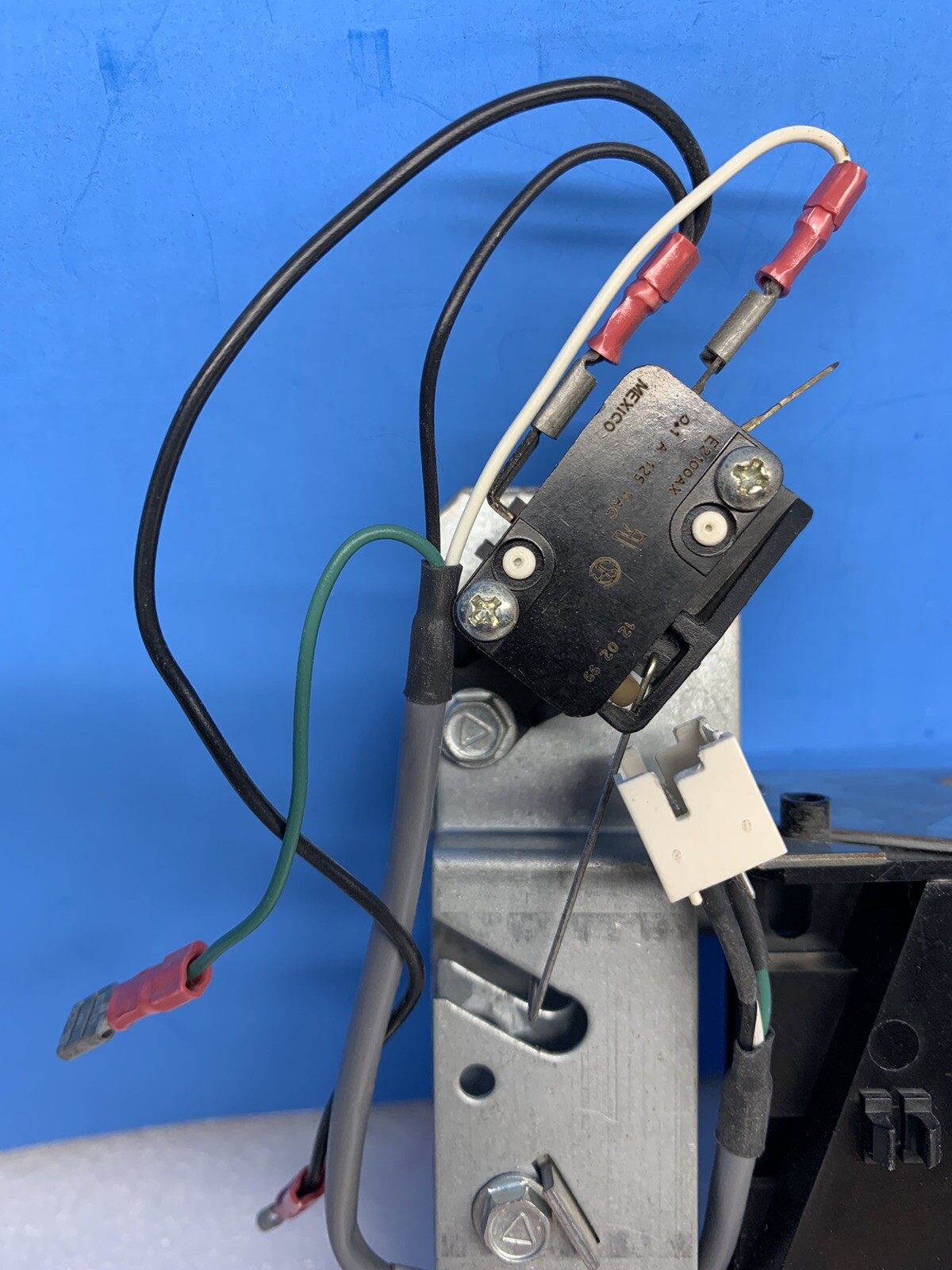 ROWE AMI CD JUKEBOX CD100I AND CD100J SATURN USA .25 COIN MECHANISM