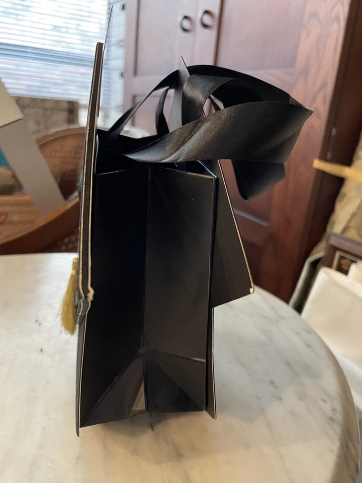 "Lote de 2 bolsas de regalo de fieltro 3D con borla gorra de graduación de papiro de 6"" x 6"" precio de venta sugerido por el fabricante $ 14". Foto 3 de 4